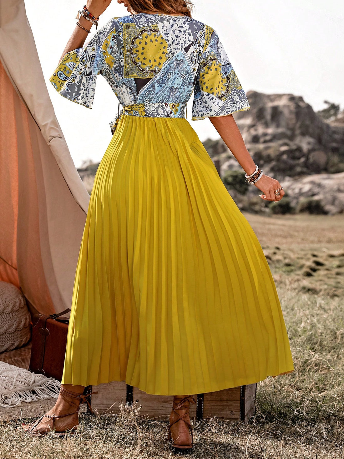 This Women's Paisley Print Pleated Dress boasts a stylish and timeless boho chic design. The vibrant paisley print and feminine pleated skirt create a flattering silhouette, perfect for any occasion. Made with high-quality materials, this dress exudes elegance and sophistication. Elevate your wardrobe with this essential piece.