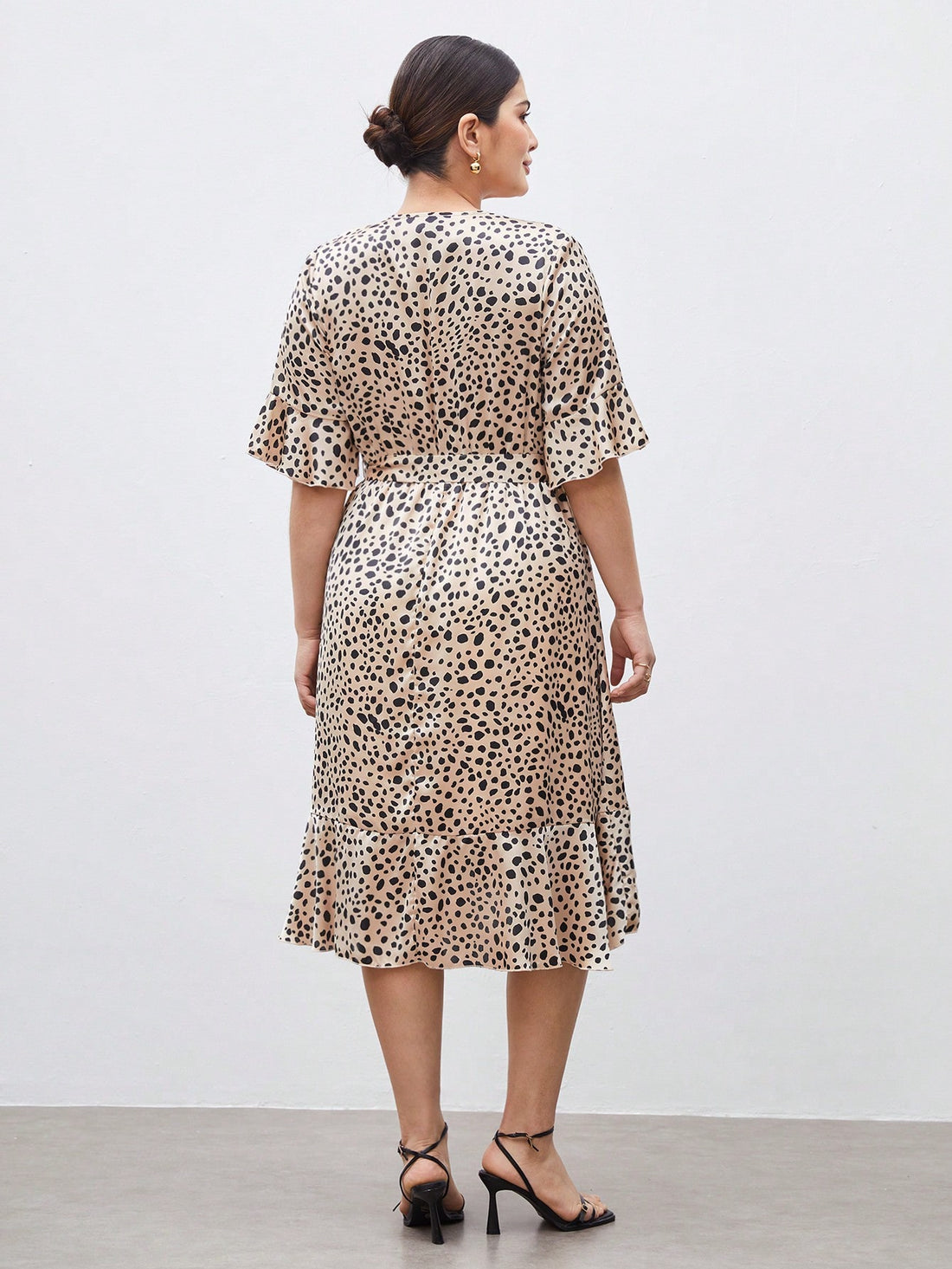 Step out in style with this playful plus size dress featuring a classic polka dot pattern. The waist-cinching detail flatters your figure while offering comfort for all-day wear. Perfect for any occasion, it combines effortless charm with a fun, flirty vibe.