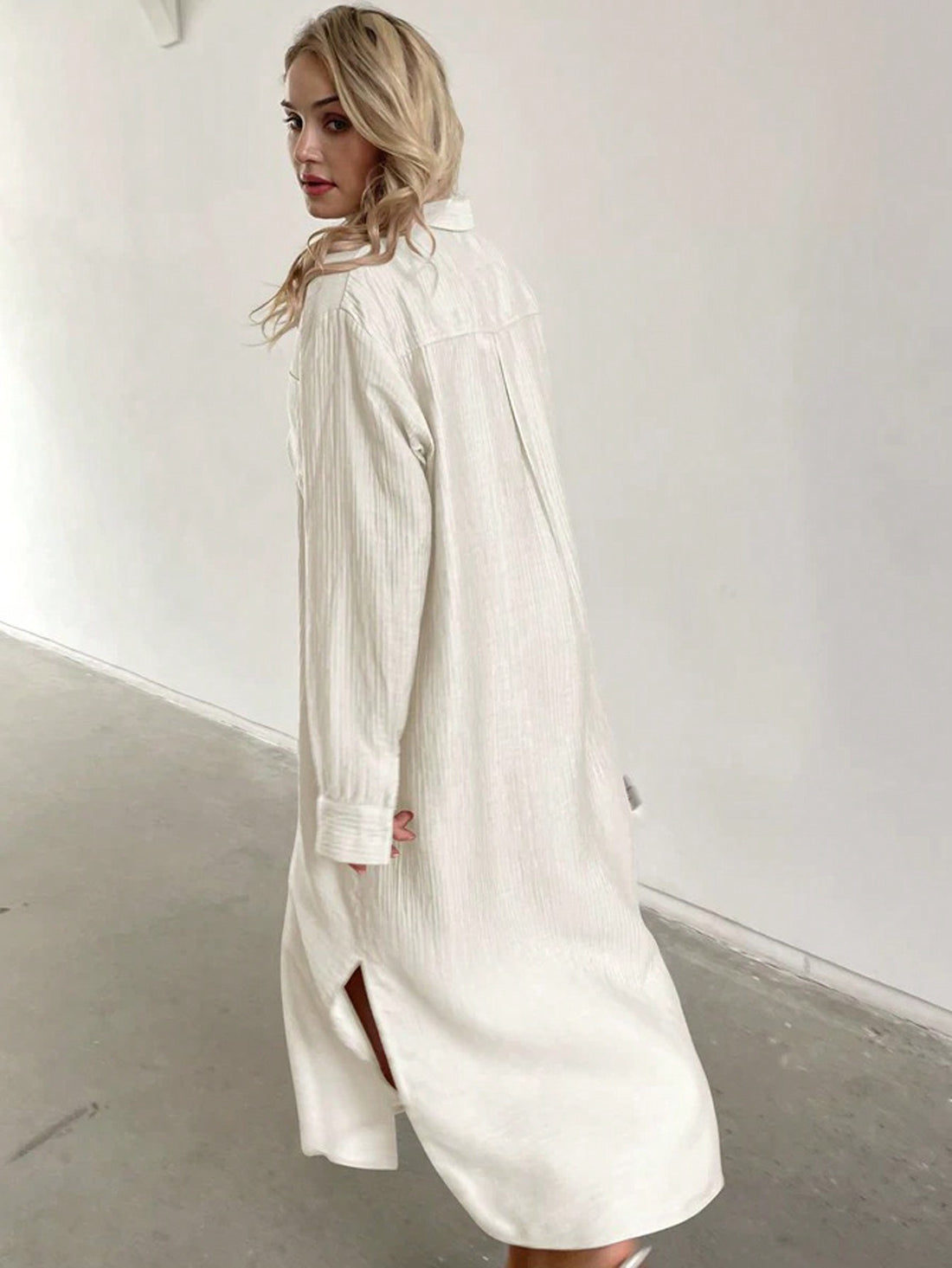 Elevate your wardrobe with our Chic and Comfortable Oversized Maxi Shirt Dress for Women. This versatile dress boasts a relaxed, oversized fit for ultimate comfort and style. Perfect for any occasion, the lightweight fabric and maxi length make it a must-have for every fashion-forward woman.