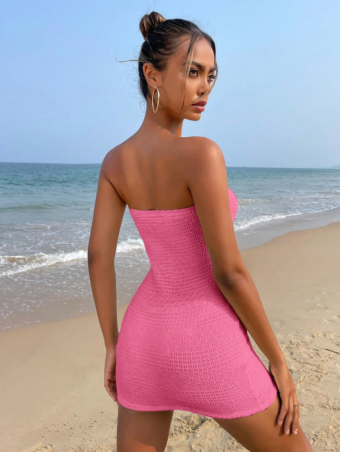 Effortlessly exude elegance in our Chic Elegance: Solid Texture Strapless Bodycon Dress. The solid texture adds a touch of sophistication, while the strapless design accentuates your curves. Perfect for any formal occasion, you'll look and feel confident in this chic dress.