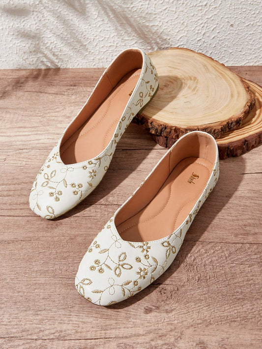 These elegant Floral Leaf embroidered flat shoes add a touch of sophistication to any outfit. Made for women who appreciate intricate details, they offer the perfect blend of style and comfort. The delicate floral embroidery and sleek design make these shoes a must-have for any fashion-forward individual.