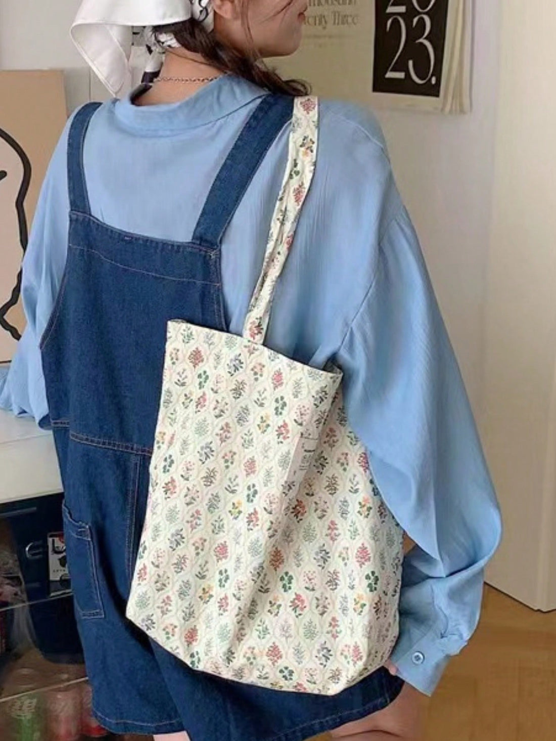 This chic summer shoulder bag is the perfect Valentine's Day gift for students. It's stylish and practical, making it perfect for carrying essentials to class or on a weekend getaway. With its trendy design and durable construction, it's sure to become a go-to accessory for any student.