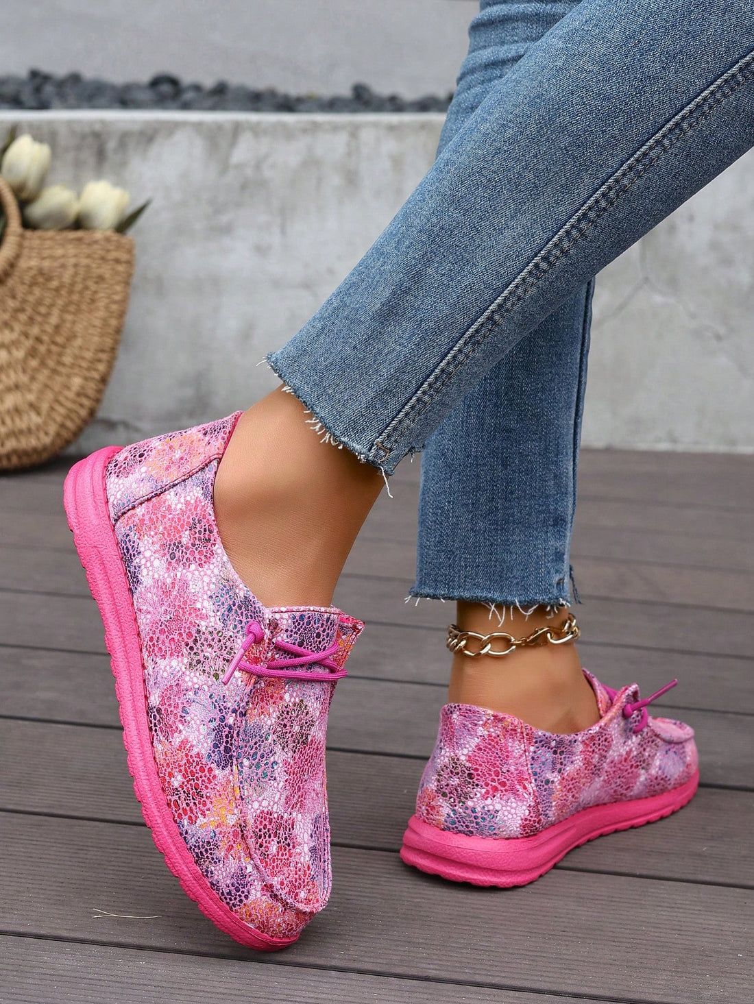 Experience style and comfort with our all-season sneakers, the perfect choice for walking and leisure. Designed for women, these sneakers offer the ideal combination of fashion and functionality. Enjoy your activities with the utmost comfort and make a statement with our stylish sneakers.