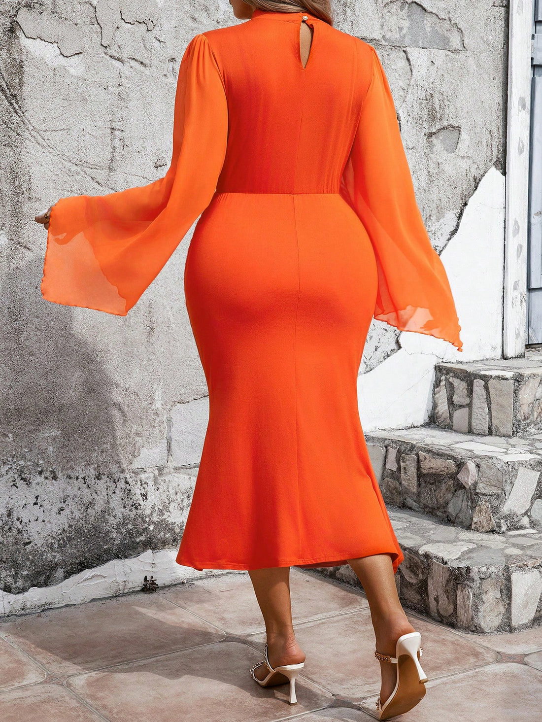 This elegant plus size dress features ruched detailing and a striking fish tail silhouette that flatters curves. The chic bell sleeves add a touch of sophistication to any occasion. Made for comfort and style, this dress is perfect for any formal event.