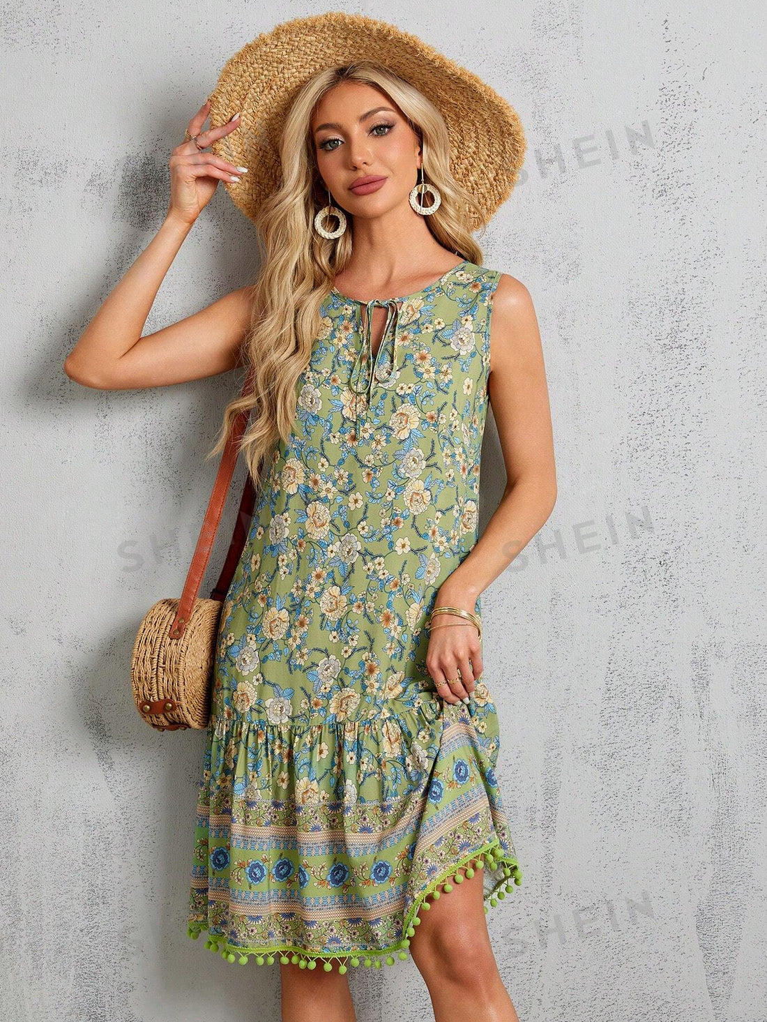 Elevate your style with our Sleek and Chic dress. Featuring a knotted collar and sleeveless design, this dress is perfect for any occasion. The floral print adds a touch of femininity, while the sleek silhouette gives you a flattering look. Look and feel your best with this must-have addition to your wardrobe.