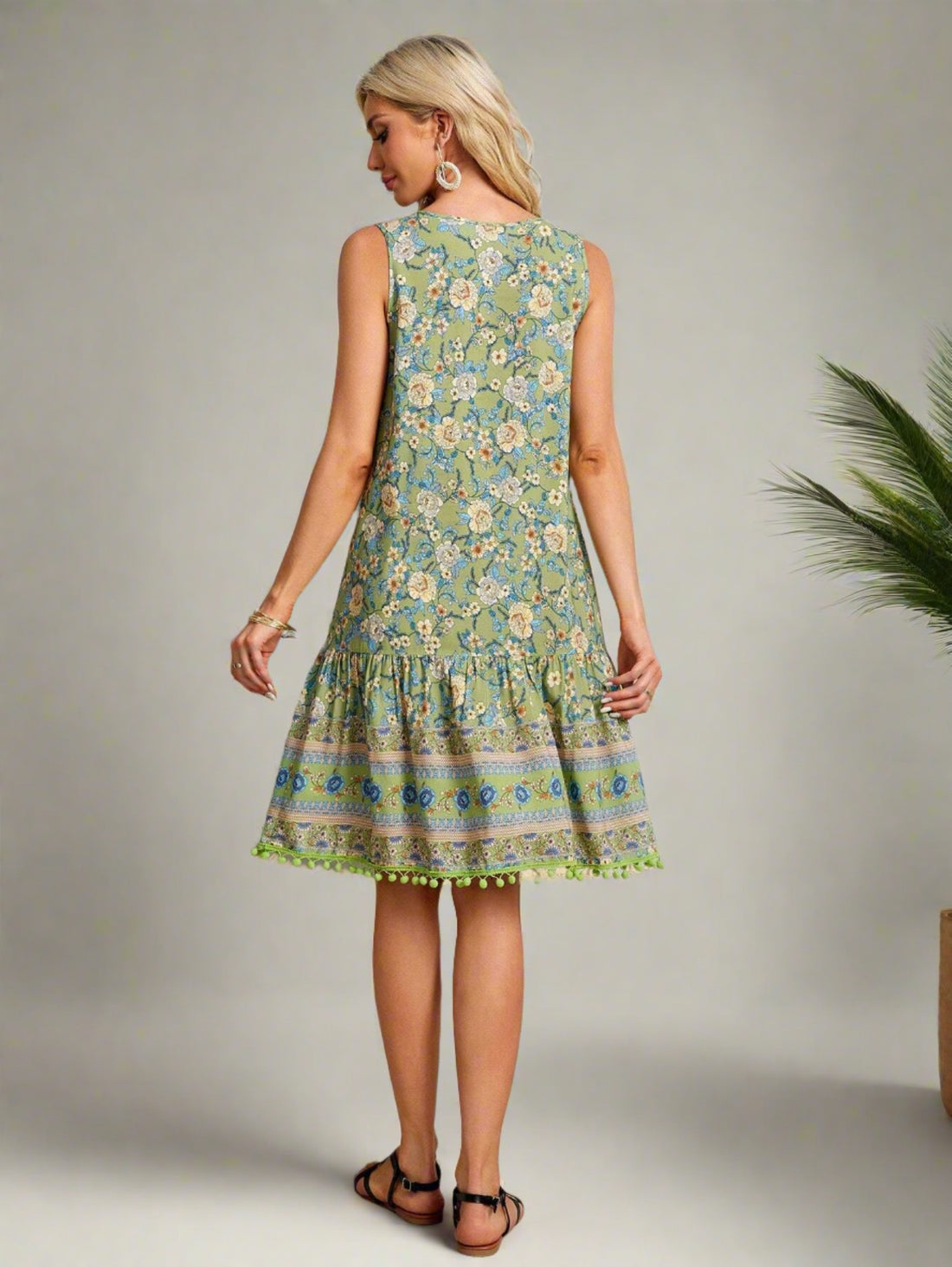 This Floral Elegance dress features a knotted collar and sleeveless design, offering a sophisticated and stylish look. The delicate floral pattern adds a touch of femininity to the elegant silhouette. Perfect for any occasion, this dress offers both comfort and style.