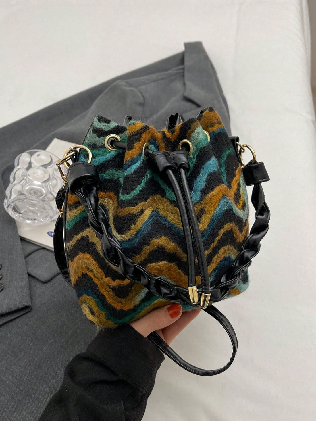 This Chic Women's Woven Bucket Bag features a high-end texture and versatile single shoulder crossbody style. Elevate your look with this stylish and functional bag that offers both fashion and convenience. Expertly crafted for the modern woman.