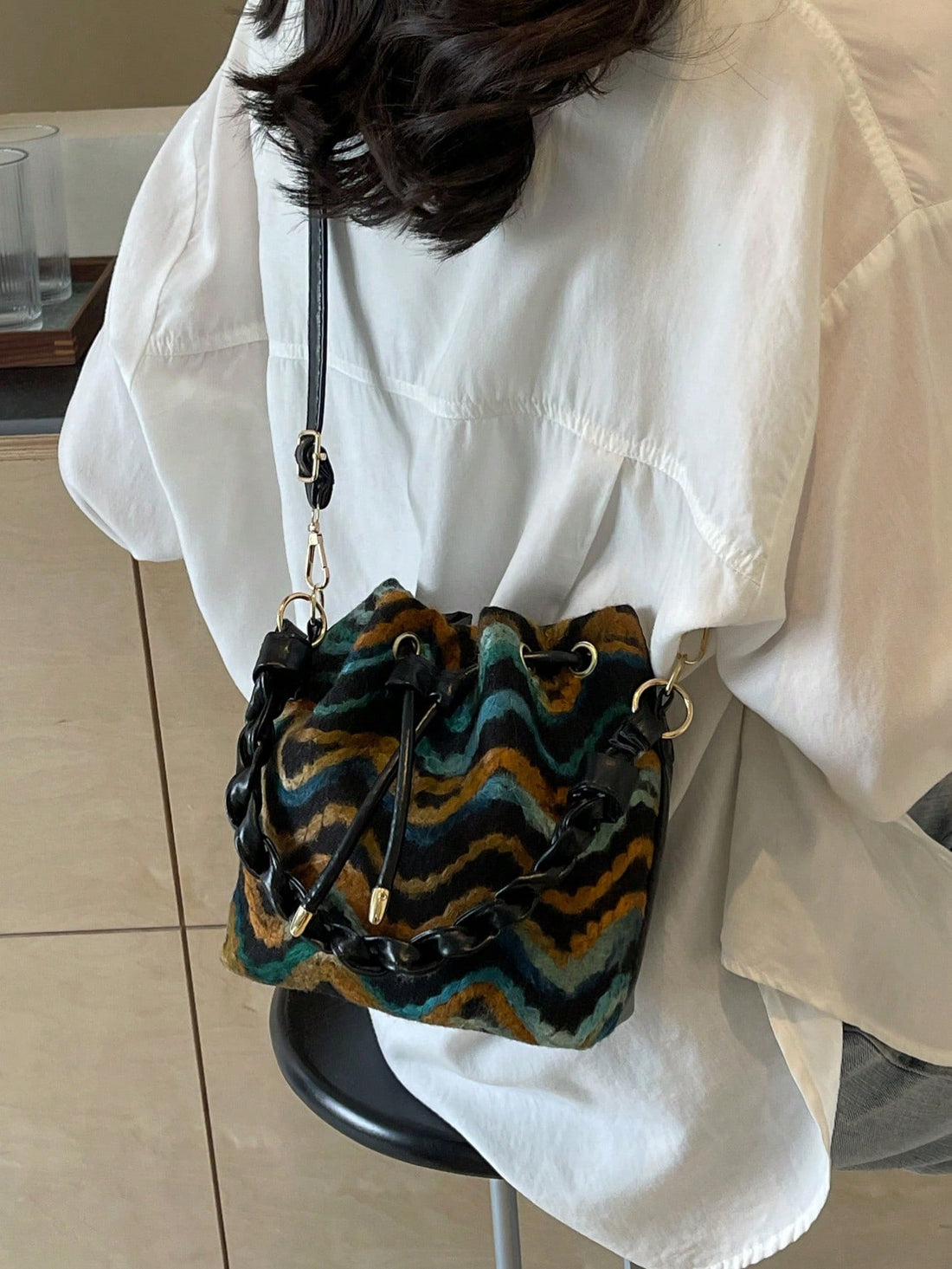 This Chic Women's Woven Bucket Bag features a high-end texture and versatile single shoulder crossbody style. Elevate your look with this stylish and functional bag that offers both fashion and convenience. Expertly crafted for the modern woman.