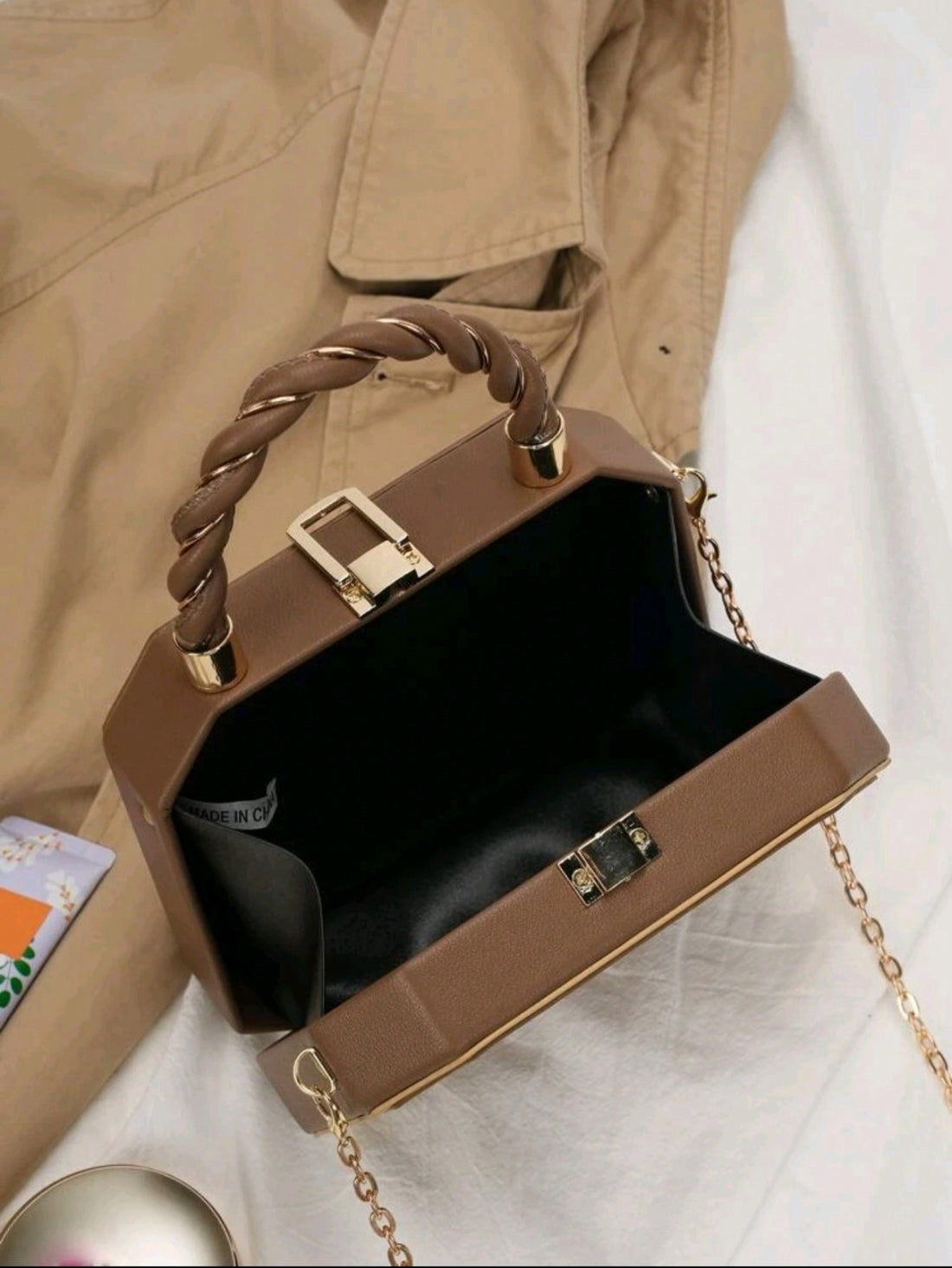 Introducing Versatile Chic: a fashion-forward boxed bag designed for the modern woman. This versatile clutch offers both style and functionality, making it a must-have accessory. With its sleek design and spacious interior, it's perfect for any occasion, from a night out to a business meeting. Elevate your look with Versatile Chic.