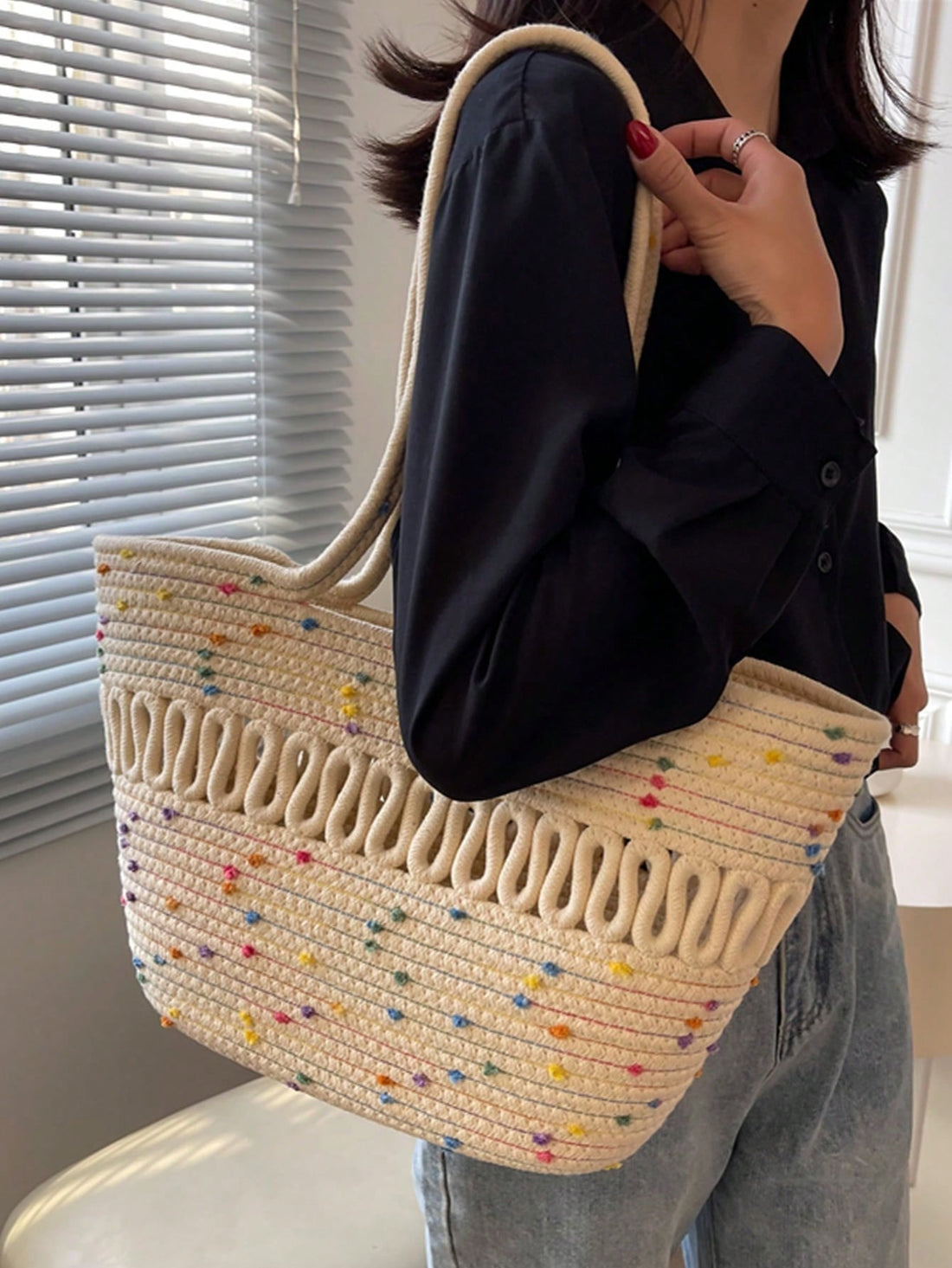 This Chic and Practical tote bag is the perfect accessory for daily use, vacations, and leisure activities. Made from woven straw in a solid color, it combines style and functionality. With plenty of room for all your essentials, it's the ideal choice for any occasion.