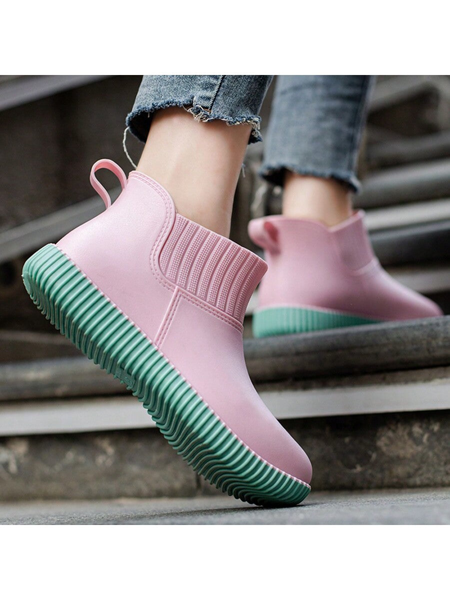 Designed for all seasons, these women's short rain boots boast both style and waterproof protection. Stay fashionable and dry every time you venture out, thanks to these versatile boots.