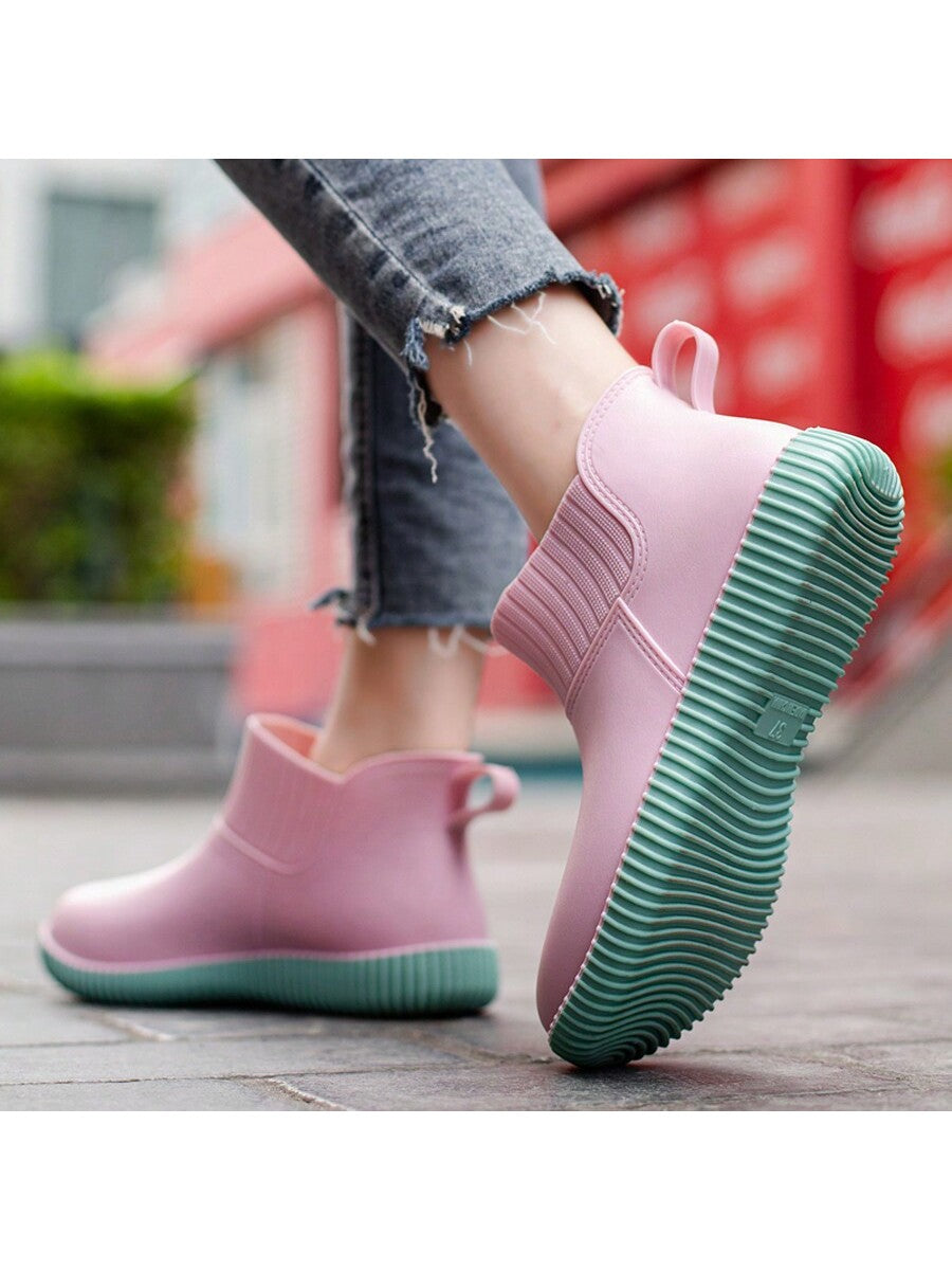 Designed for all seasons, these women's short rain boots boast both style and waterproof protection. Stay fashionable and dry every time you venture out, thanks to these versatile boots.