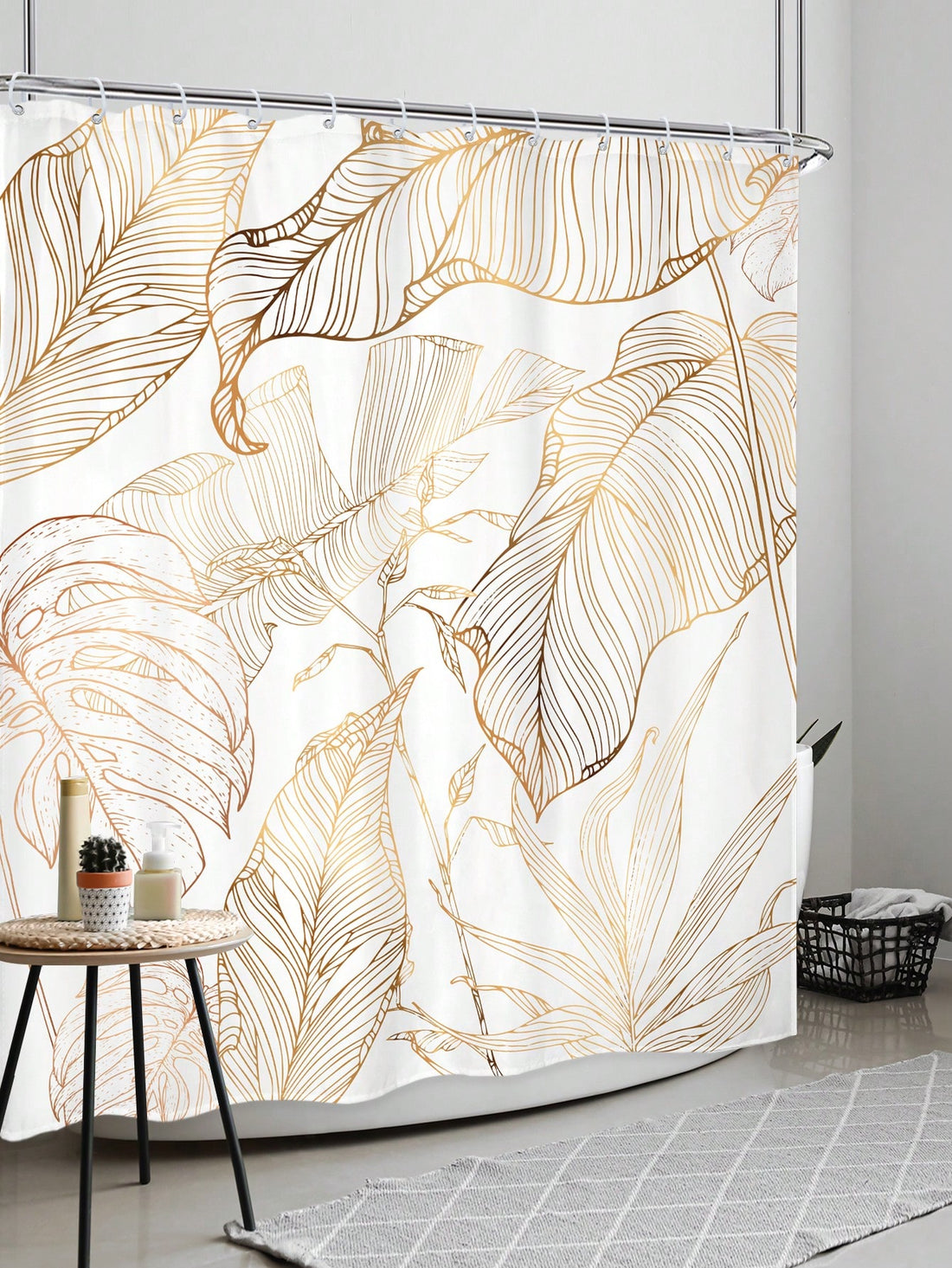Expertly crafted with a platinum tropical leaf design, this shower curtain set adds an elegant touch to any bathroom. The bronze palm design is both stylish and functional, providing privacy and protecting your floors from water damage. Complete with 12 plastic hooks for easy installation.