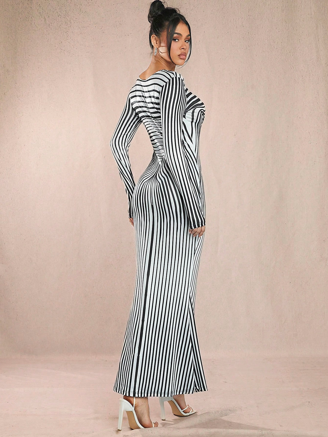 Introducing the chic and stylish Chic Striped Mermaid Hem Bodycon Dress for Women. Made with quality materials and a unique design, this dress is perfect for any occasion. The mermaid hem and bodycon fit provide a flattering silhouette while the stripes add a touch of elegance.