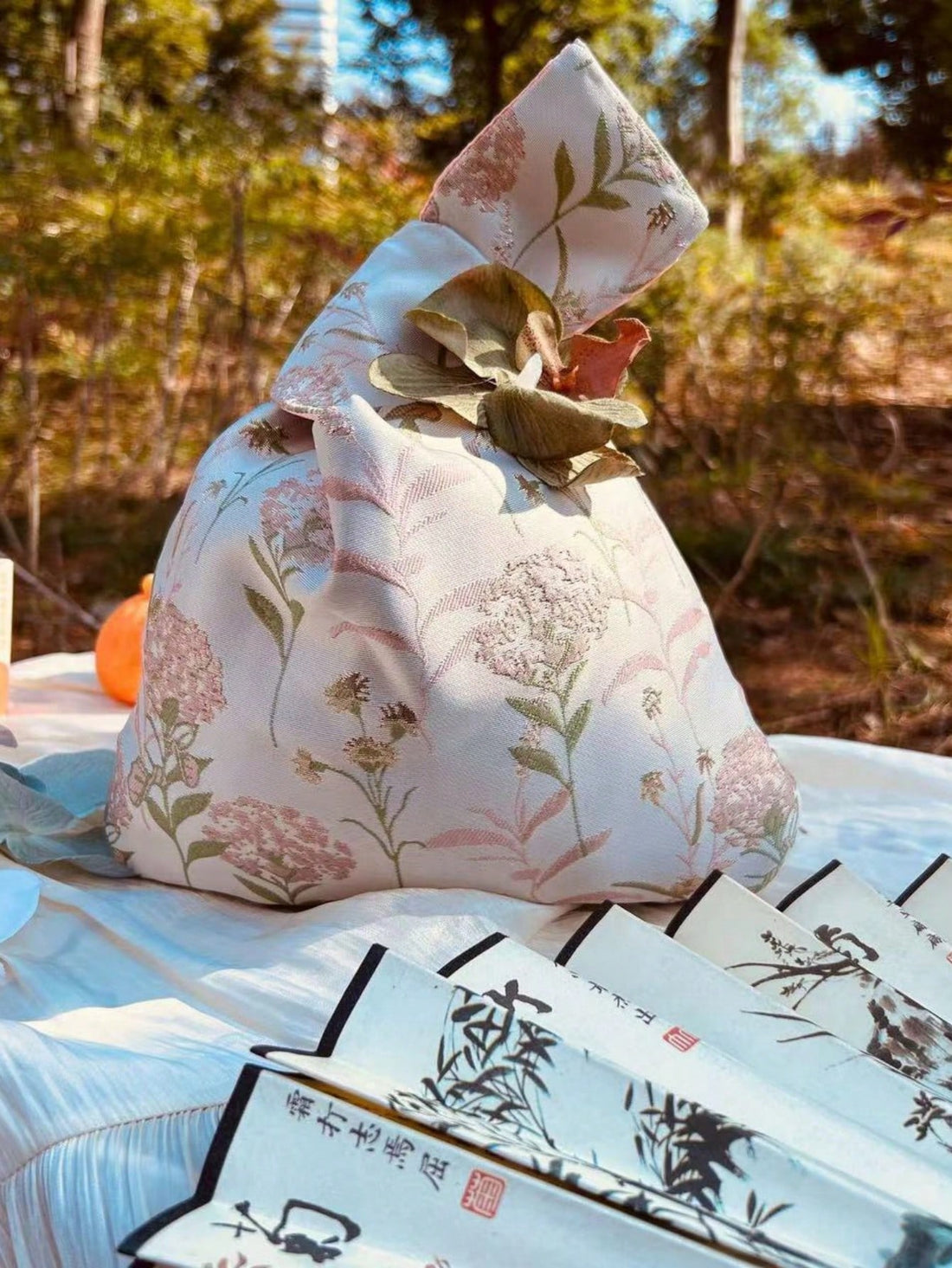 The Elegant Floral Mini Handbag is a stylish and versatile accessory that is perfect for all occasions. With its elegant floral design, this handbag will add a touch of sophistication to any outfit. Its compact size makes it ideal for carrying essentials while on-the-go. Expertly crafted for both fashion and function.