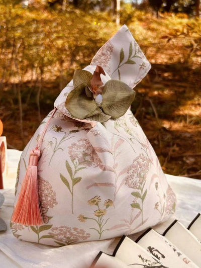 Elegant Floral Mini Handbag: A Stylish Companion for All Occasions