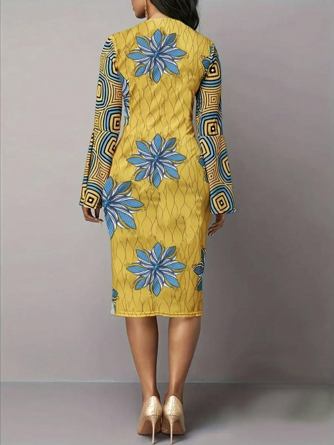 Effortlessly elevate your appearance with our Chic Floral Geometric Print Bell Sleeve Dress. The unique print and bell sleeves add a touch of elegance, perfect for any occasion. With its effortless style, you'll be turning heads and feeling confident all day long.
