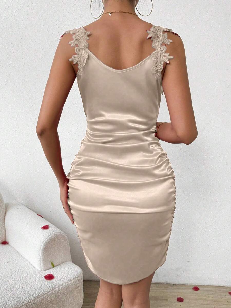 Effortlessly elegant, the Chic Rafferiza dress features stunning floral applique and a flattering pleated design. Perfect for any occasion, this sleeveless dress will make you feel chic and stylish.