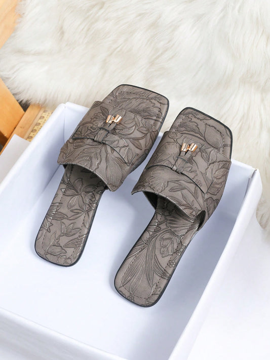 Stay Stylish and Comfortable with Women's Flat Sandals - Perfect for Summer