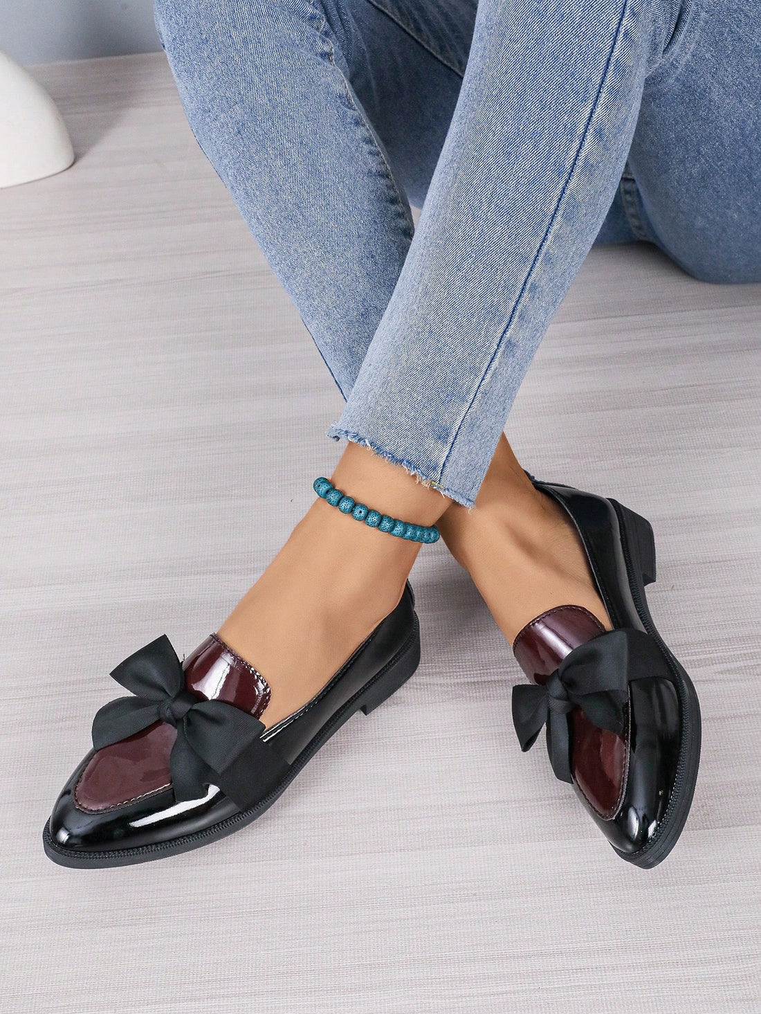 Experience style and comfort every day with Bowknot Chic flat shoes for women. These chic shoes feature a stylish bowknot design, perfect for adding a touch of elegance to any outfit. With a soft and comfortable fit, these shoes are perfect for everyday wear.