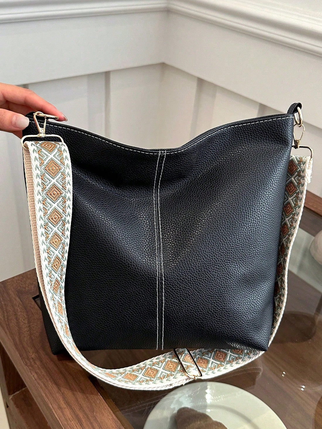 Expertly crafted for modern women, our Classic Chic Tote <a href="https://canaryhouze.com/collections/canvas-tote-bags?sort_by=created-descending" target="_blank" rel="noopener">Bag</a> boasts a spacious interior to hold all your essentials. Perfect for work, a night out, or a weekend getaway, this stylish shoulder bag is versatile and functional. With its solid color design, it's a timeless accessory for any occasion.