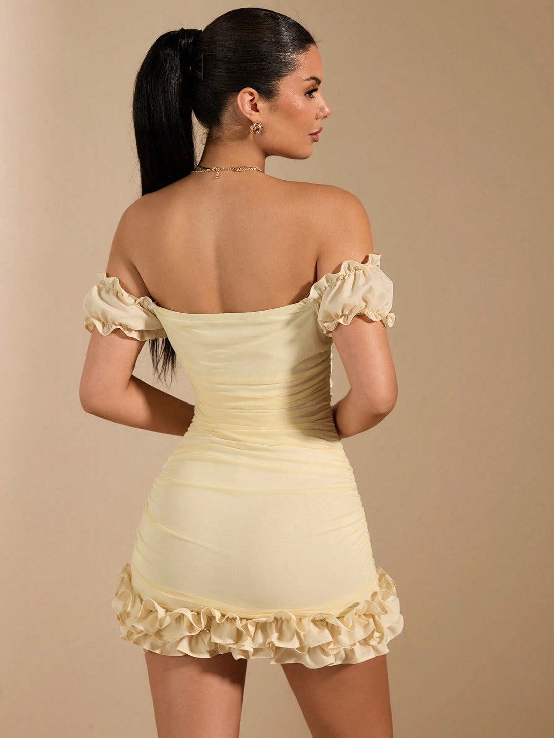 Effortless elegance meets summer style with this ruffled off-shoulder bodycon dress. Designed to flatter and hug your curves, this dress is perfect for any occasion. Make a statement with this must-have piece in your wardrobe.