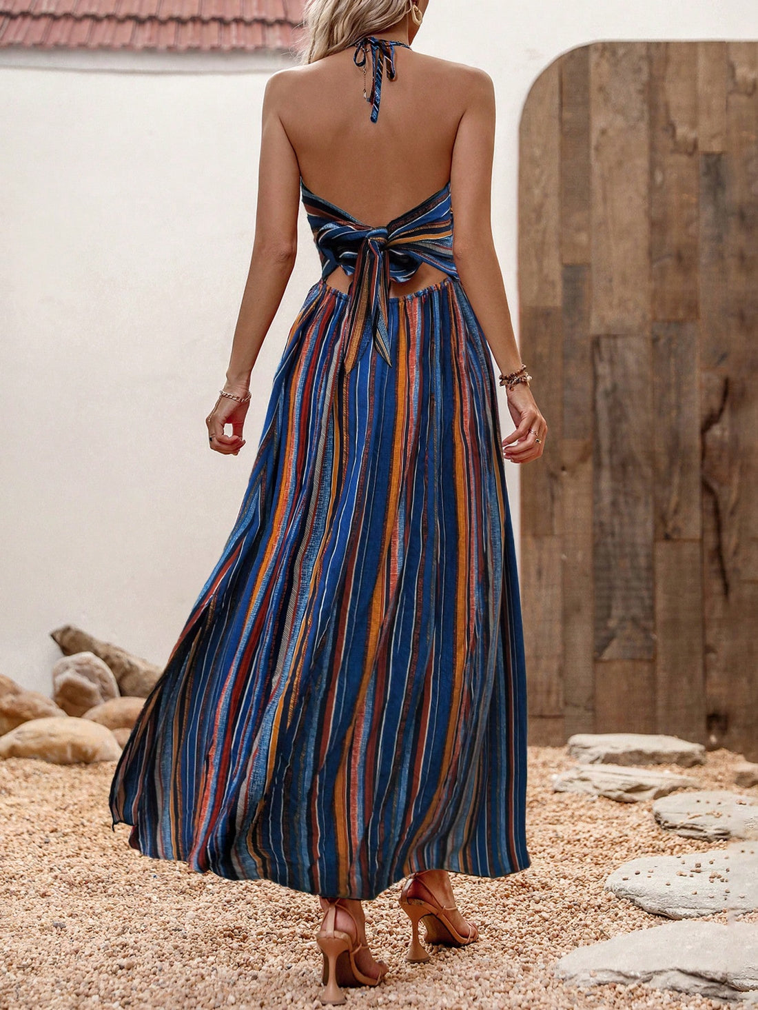 Achieve effortless elegance in this chic Color Block Halter Neck Backless Dress with Split. The halter neck design and backless style add a touch of sophistication while the split feature provides comfort and ease. Perfect for any occasion, this dress is a must-have for a classy and stylish look.