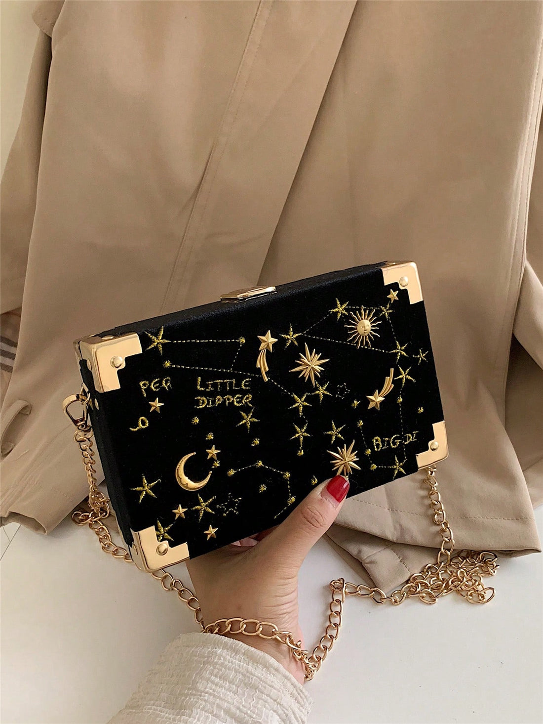 This Starry Sky Velvet Stitching Shoulder Bag is the perfect fashion accessory for any festive occasion! With its unique velvet stitching and chic design, it will add a touch of elegance to any outfit. Made with high-quality materials, this bag is both stylish and durable.