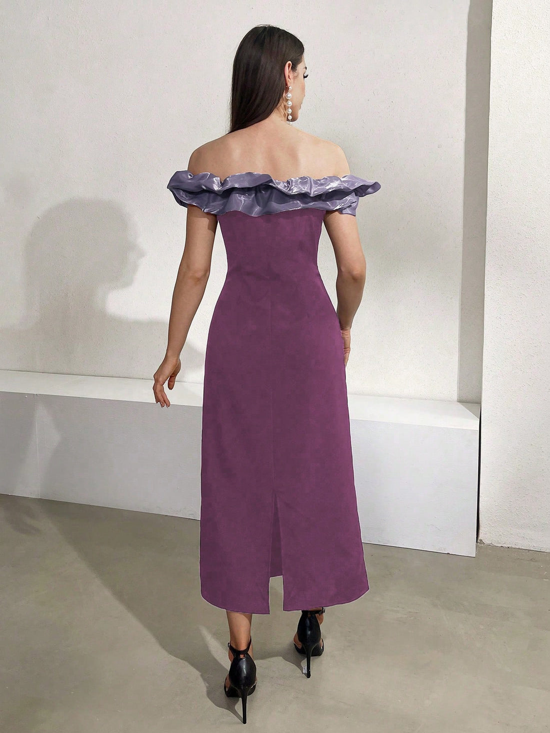 Embrace elegance and style with our Off-Shoulder Long Evening Dress for Women. Designed to make you stand out at special occasions, this dress exudes sophistication and grace. With its delicate off-shoulder neckline, it's the perfect choice for any formal event. Look and feel your best with this stunning dress.