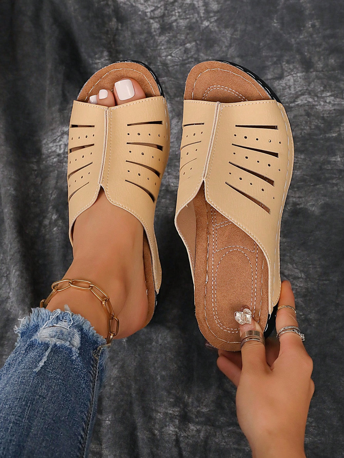 Chic Summer Wedge Slippers: Black & White Fashionable Sandals