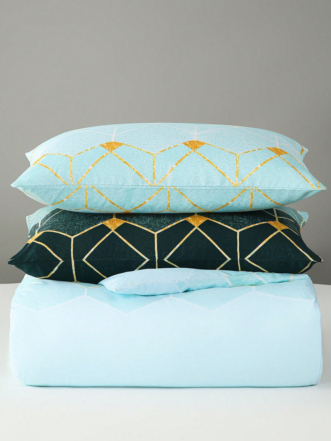 Upgrade your bedding with our European Style Geometric Elements Polyester Brushed Bedding Set. Made from high-quality polyester, this set includes a duvet cover and pillowcases, providing a stylish and comfortable sleep experience. Transform your bedroom into a luxurious retreat with this elegant and modern design.