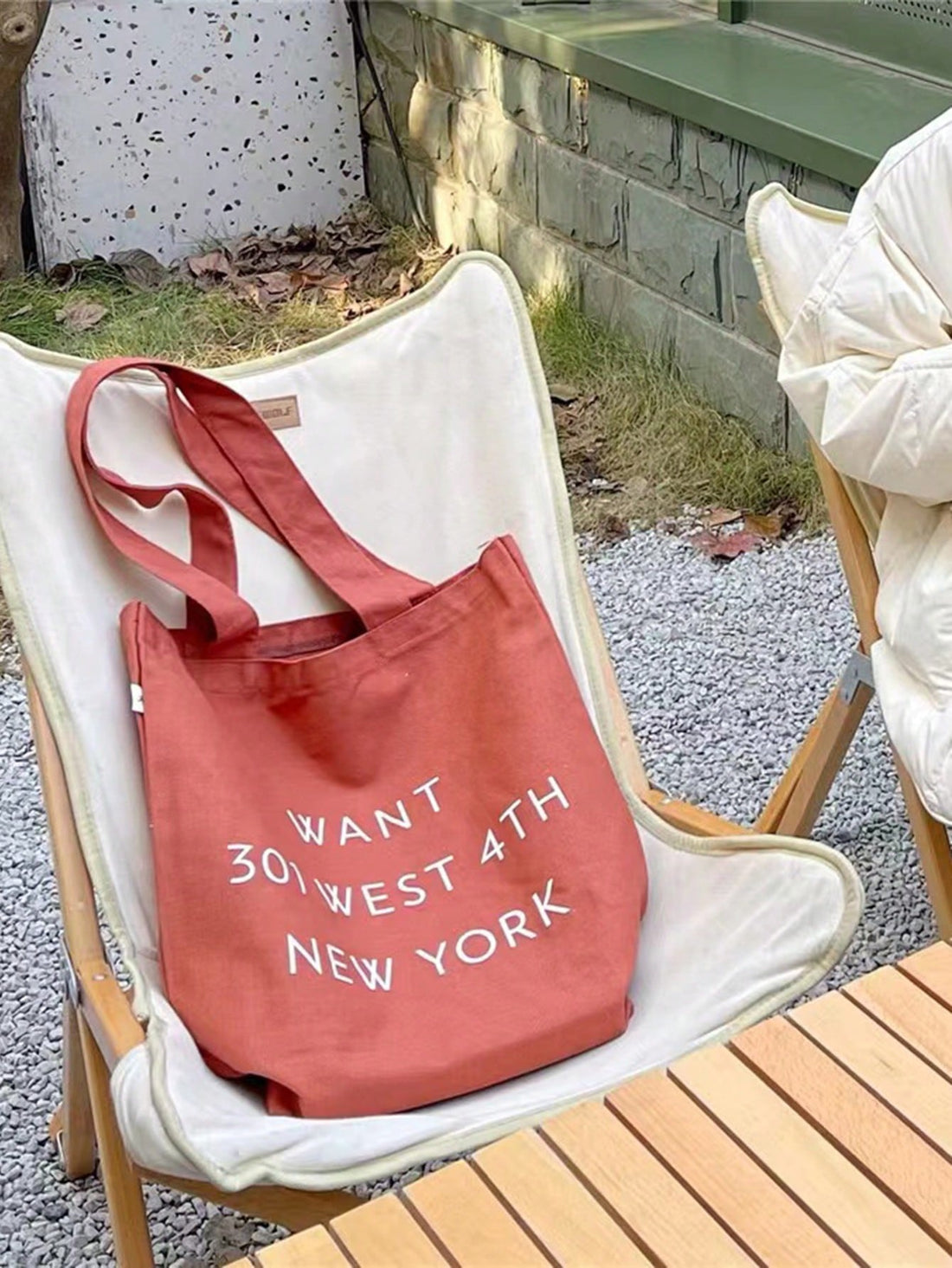 Expertly crafted from durable canvas, this British style tote bag is the perfect addition to your summer essentials. With personalized solid color options, it exudes a refined and timeless look. Comfortably carry all your daily essentials with ease. Essential for any stylish man's wardrobe.