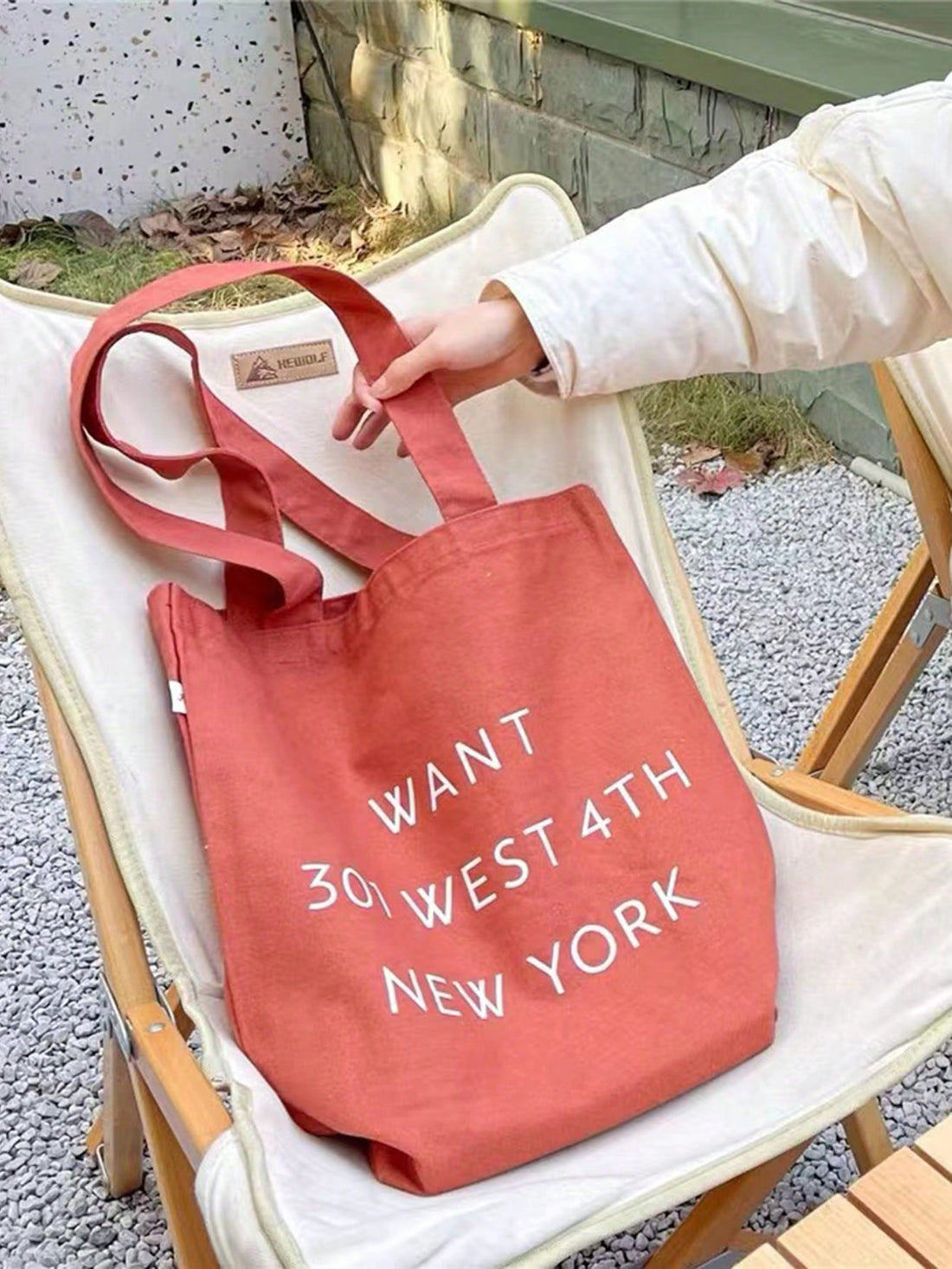 Expertly crafted from durable canvas, this British style tote bag is the perfect addition to your summer essentials. With personalized solid color options, it exudes a refined and timeless look. Comfortably carry all your daily essentials with ease. Essential for any stylish man's wardrobe.