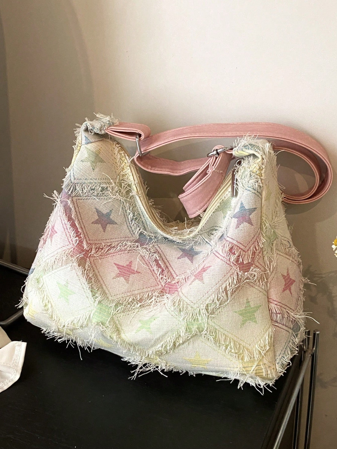 This High Fashion Checkered Five-Pointed Star Denim Tote is the ultimate shoulder bag for trendy college students. With its trendy design and spacious interior, it's perfect for carrying books, laptops, and other essentials. Stay stylish and organized with this must-have accessory.