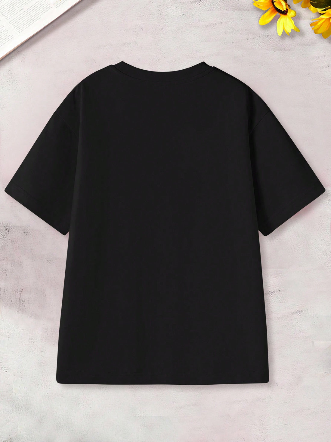 Unleash your inner art connoisseur with this whimsical cat artistry tee! Featuring a plus size Mona Lisa graphic, this tee adds a playful twist to any casual outfit. Perfect for those who want to add a touch of fun and creativity to their style.