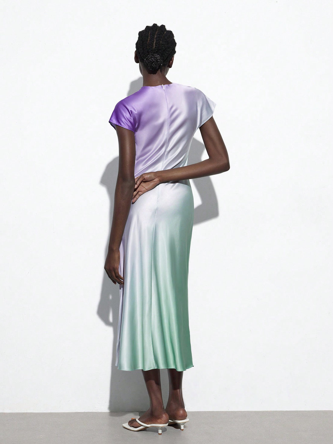 This Summer Slashes dress offers a flattering halter neck and mermaid silhouette, enhanced by its gradient colors. With a perfect blend of style and comfort, it's perfect for all your summer events. Made with quality fabric, it's lightweight and breathable. Upgrade your wardrobe with this must-have dress.