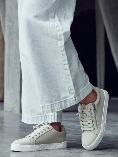 Chic Comfort: Women's Flat Sneakers with Stylish Zipper Detail