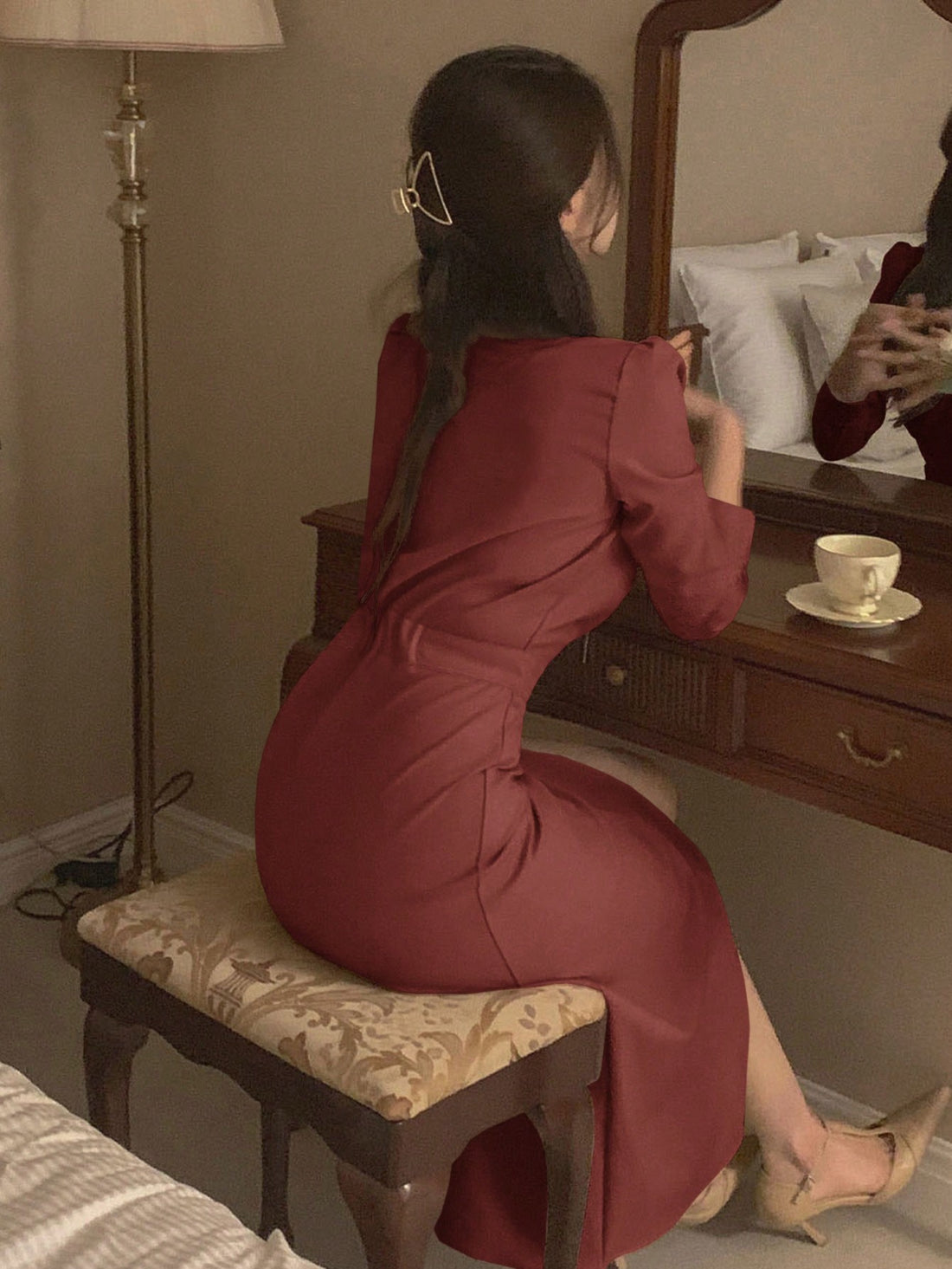 Unleash your effortless style with this chic and elegant pleated solid color dress. The perfect combination of sophistication and comfort, this dress will make you stand out in any event. Feel confident and stylish without putting in too much effort.