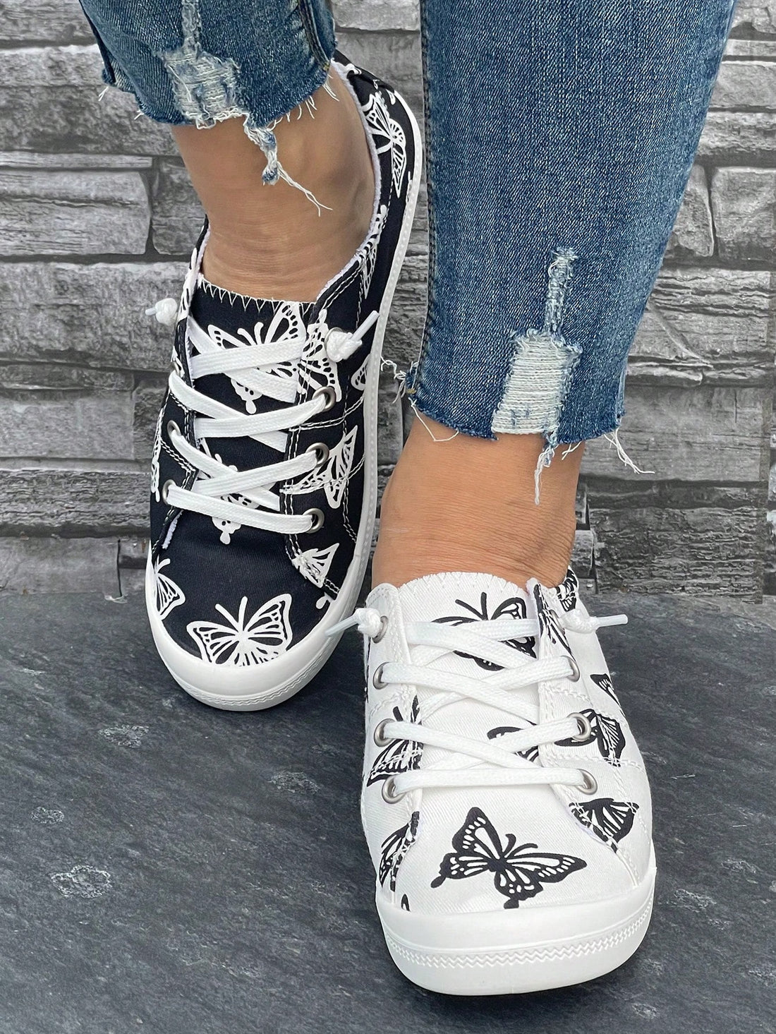 These women's flat fashion shoes offer both comfort and style. With a beautiful mandarin ducks and butterfly pattern, you can make a fashion statement while staying comfortable. Perfect for a day on your feet, these shoes are a must-have for any wardrobe.