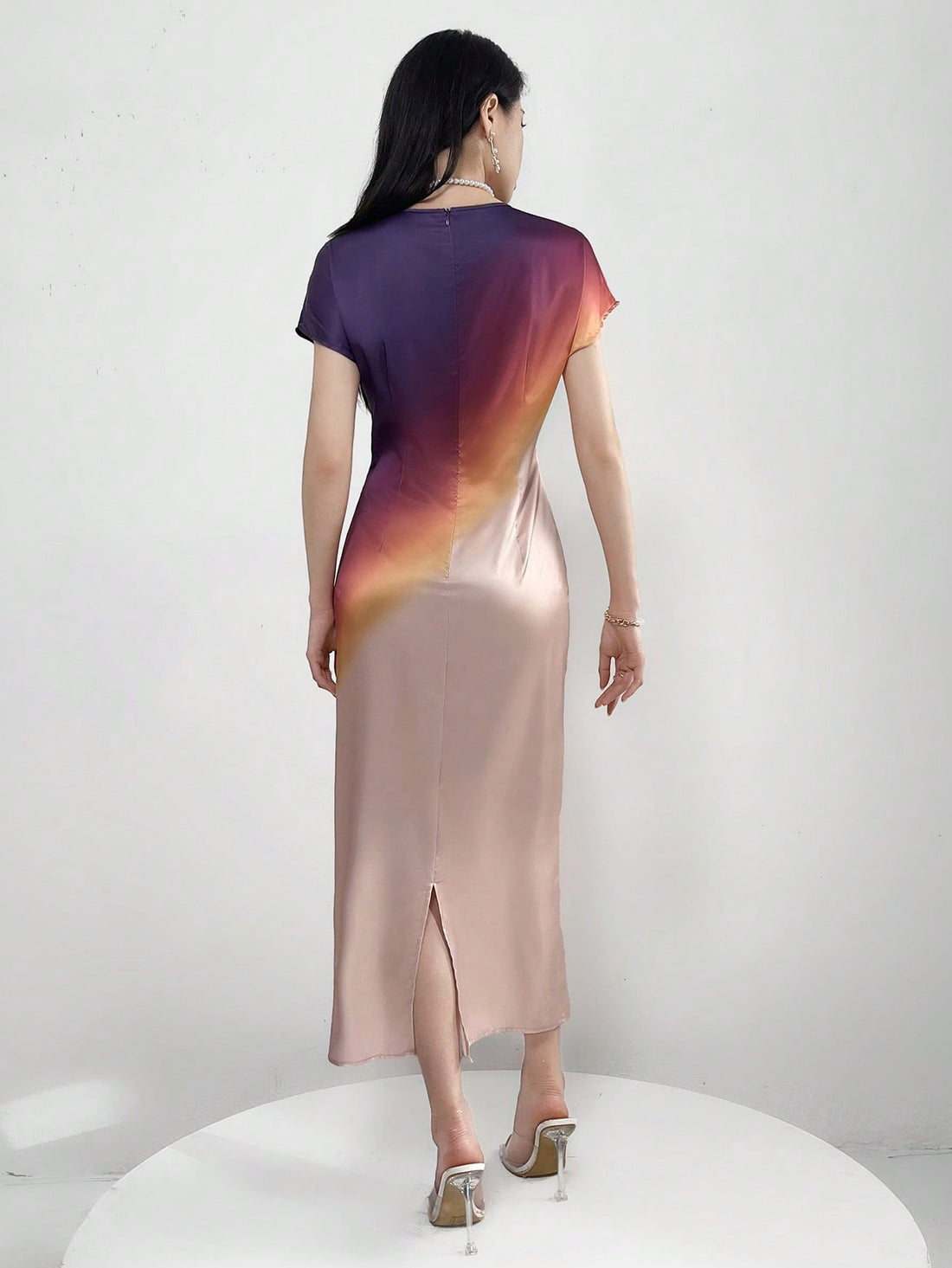 Effortless Elegance: Summer Women's Gradient Batwing Sleeve Belted Maxi Dress offers a stylish and comfortable option for the summer season. With its gradient design and batwing sleeves, it exudes effortless elegance. The belted waist provides a flattering silhouette.