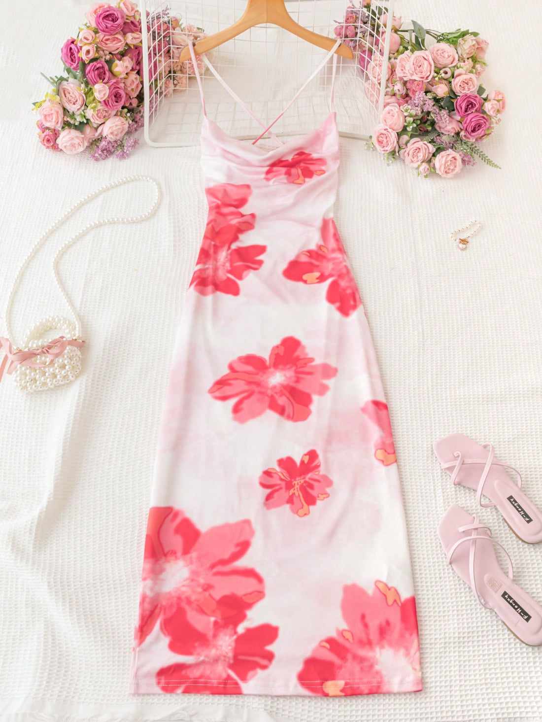 This casual vacation dress from Flower Power is perfect for any summer outing. Its large floral print adds a touch of femininity, while the lightweight material keeps you cool and comfortable. Enjoy the versatility of this dress for any casual occasion.