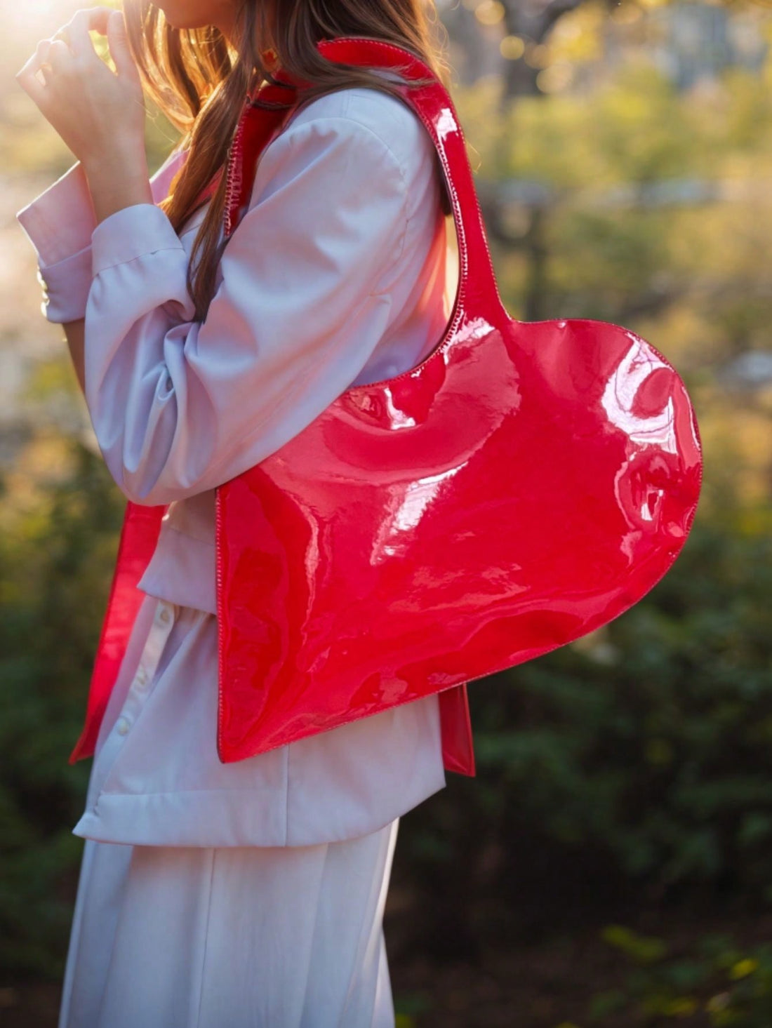 This stylish heart-shaped armpit bag is the perfect companion for shopping and attending shows. It allows you to keep your hands free while safely stashing your belongings, and its unique shape adds a touch of fashion to any outfit. Ideal for busy, on-the-go individuals looking for convenience and style.