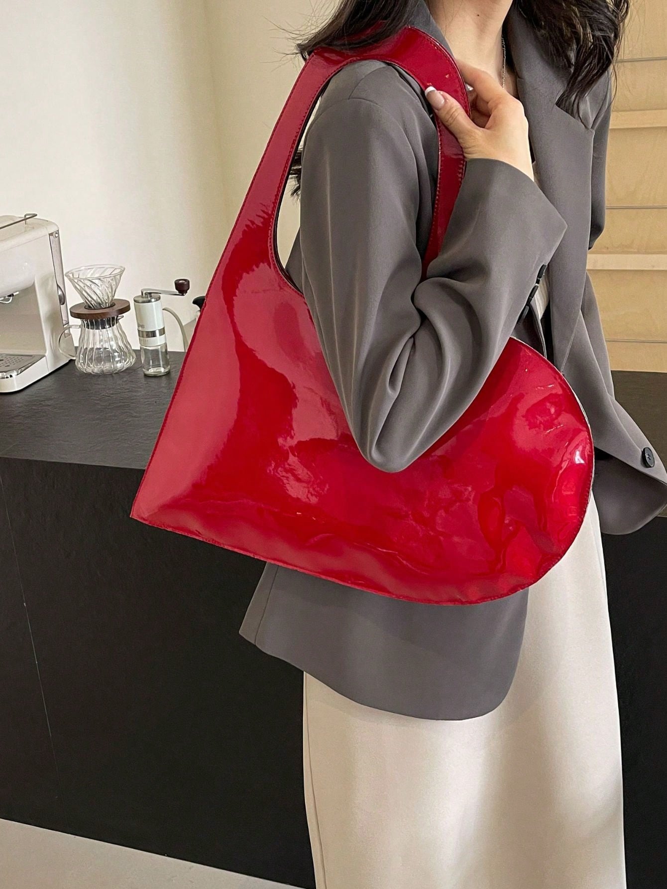 This stylish heart-shaped armpit bag is the perfect companion for shopping and attending shows. It allows you to keep your hands free while safely stashing your belongings, and its unique shape adds a touch of fashion to any outfit. Ideal for busy, on-the-go individuals looking for convenience and style.