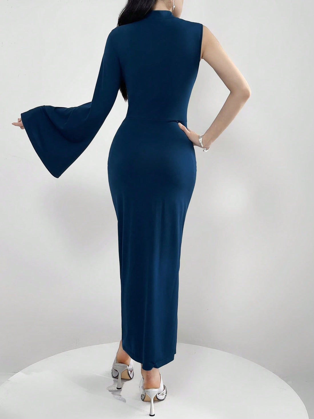 Turn heads at any spring/summer event with this chic fish tail evening dress! Its solid color and pleated design add a touch of elegance, while the flared sleeves give a playful twist. Perfect for those who want to stand out and have fun!