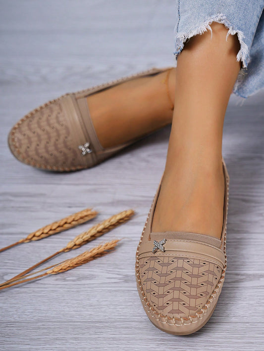 Chic and Comfortable: Ladies Hollow Out Fashionable Flat Shoes