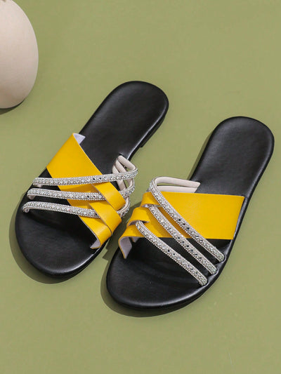 Sparkling Rhinestone Flip Flops: Trendy Beach Sandals for Summer