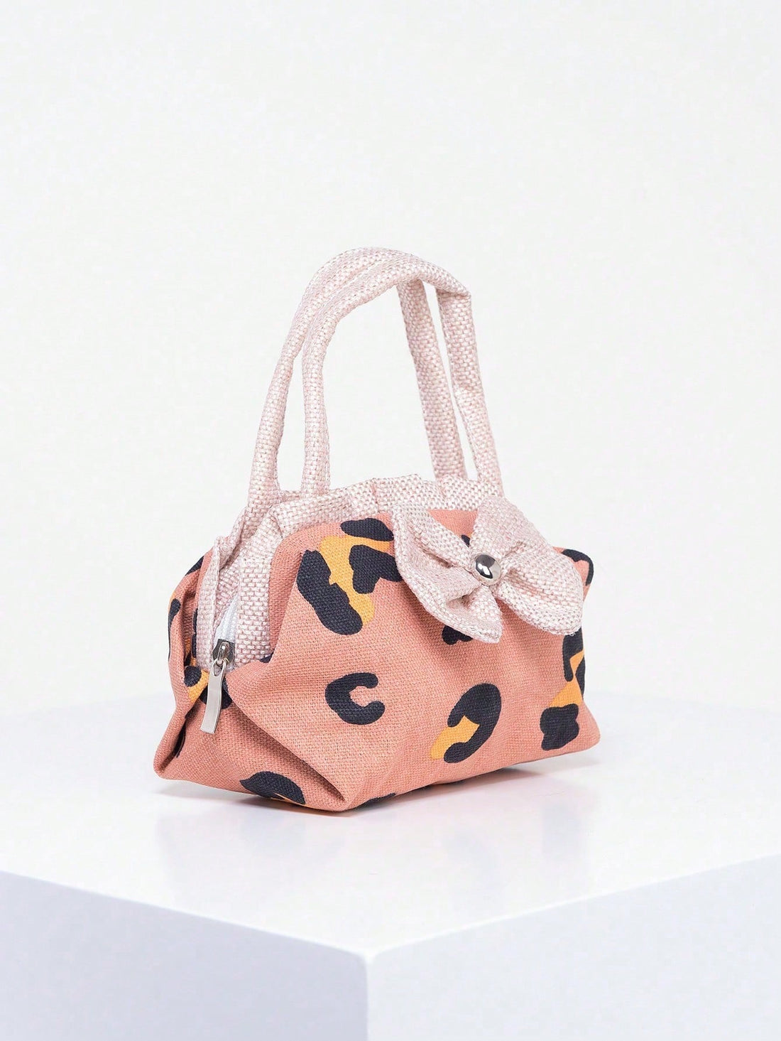 This Chic Canvas Tote Bag and Bowknot Coin Purse Set is the perfect shopping companion for the modern woman. With its stylish design and convenient size, it is ideal for carrying all your daily essentials. The canvas material ensures durability while the bowknot coin purse adds a touch of elegance. Upgrade your shopping experience with this essential set.