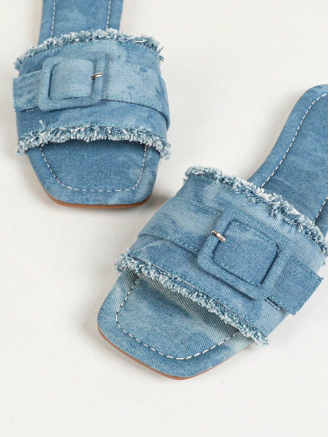 Introducing Chic and Comfortable: Women's Fashionable Casual Flat Slippers for Spring. These stylish slippers are designed to provide both fashion and comfort, making them the perfect choice for the upcoming season. With their sleek and trendy design, these slippers are sure to elevate any casual outfit. Get ready to step out in style and comfort with these must-have slippers.