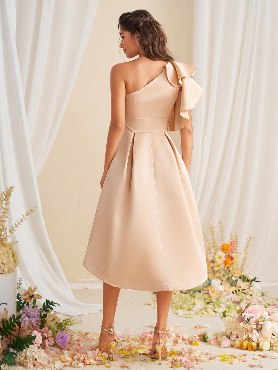 Elevate your style with our Chic Asymmetrical Neckline Cocktail Dress. The unique and flattering neckline paired with a gathered waist will make you stand out at any event. This dress is designed to enhance your figure and make you feel confident.
