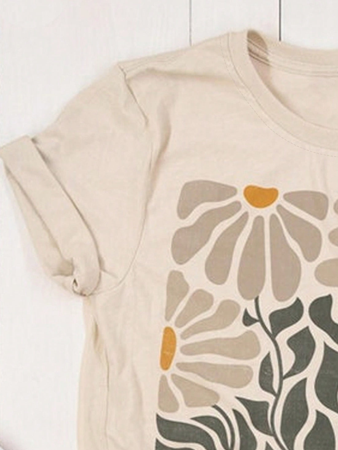 Chic Nature-Inspired Plant Print Round Neck T-Shirt for Women Made with high-quality materials and a nature-inspired design, this round neck t-shirt is the perfect blend of style and comfort. Its unique plant print adds a touch of sophistication to any outfit, making it a must-have for any fashion-forward woman. 